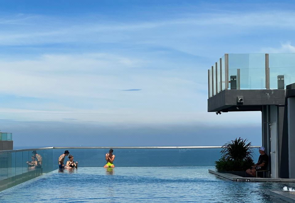 The Base Central Pattaya 楼顶泳池