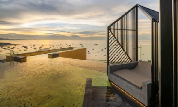 The Edge Central Pattaya 高层泳池景观