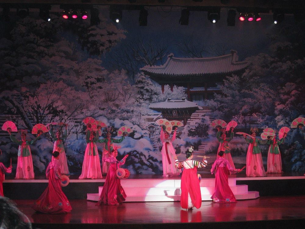 芭提雅 Tiffany 和 Alcazar 夜间表演场景图