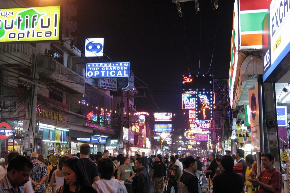 芭提雅 18+ 晚间演艺和步行街夜景场景图