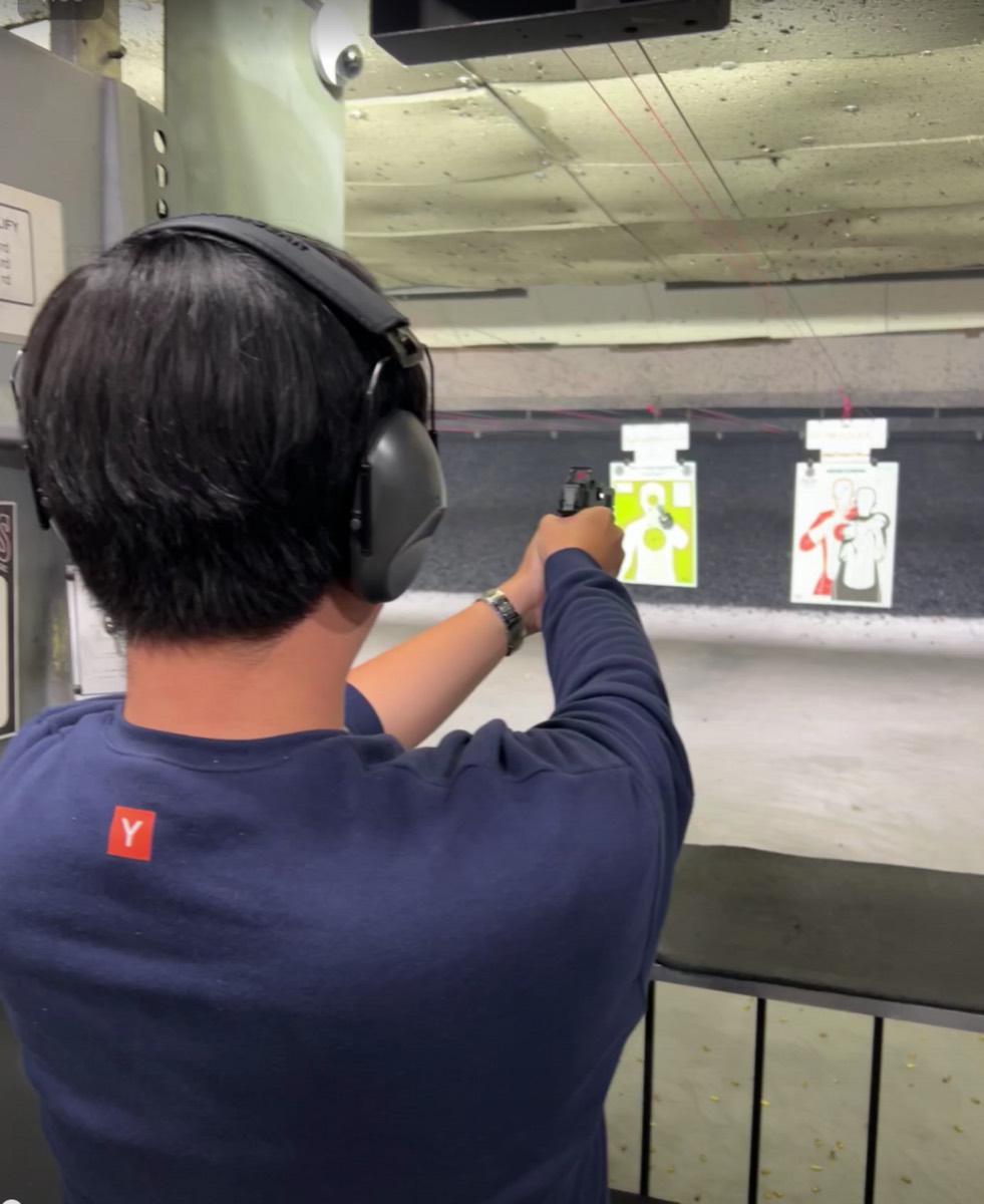 室内射击体验和专业场地场景图